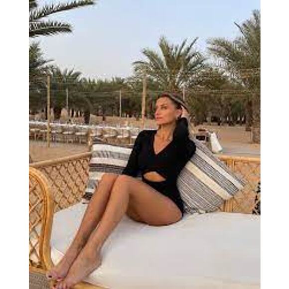 Superdown Ayla Cut Out Romper Black Ribbed Long Sleeve V-Neck Jersey Sz L - Picture 4 of 15